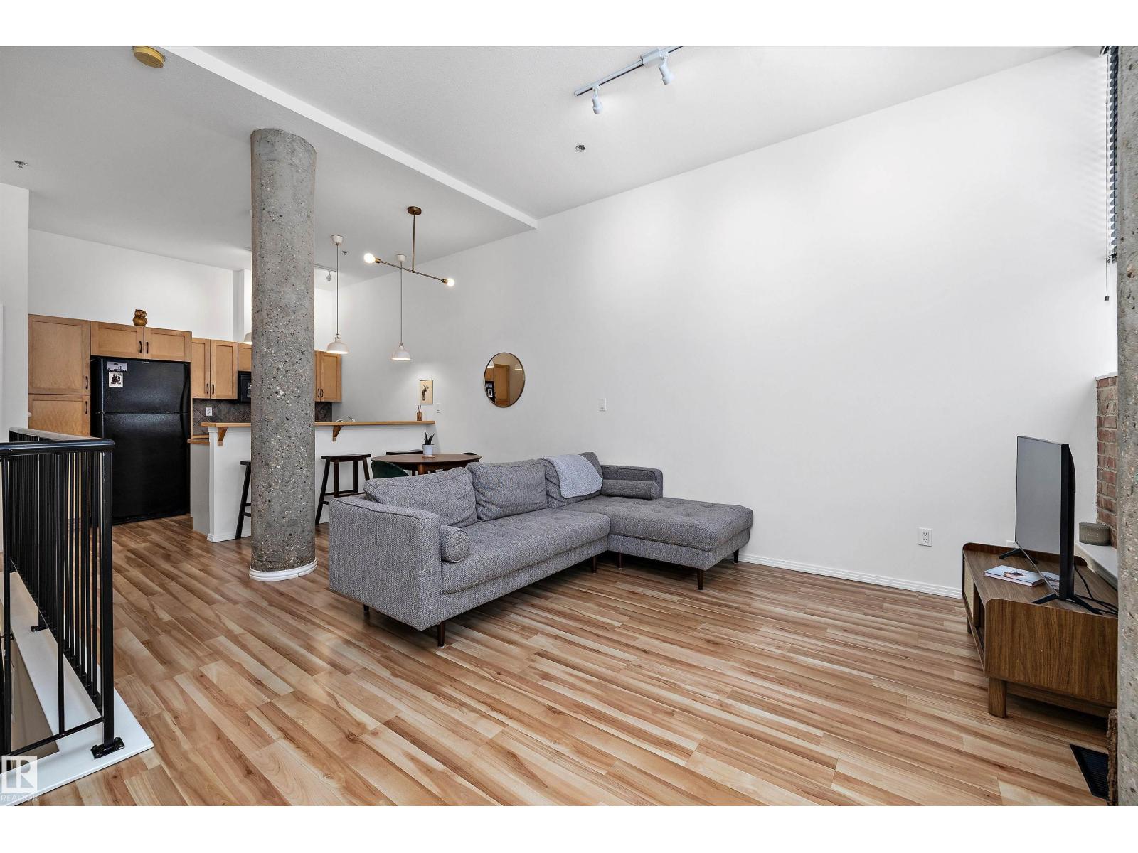 #104 10123 112 ST NW - 5