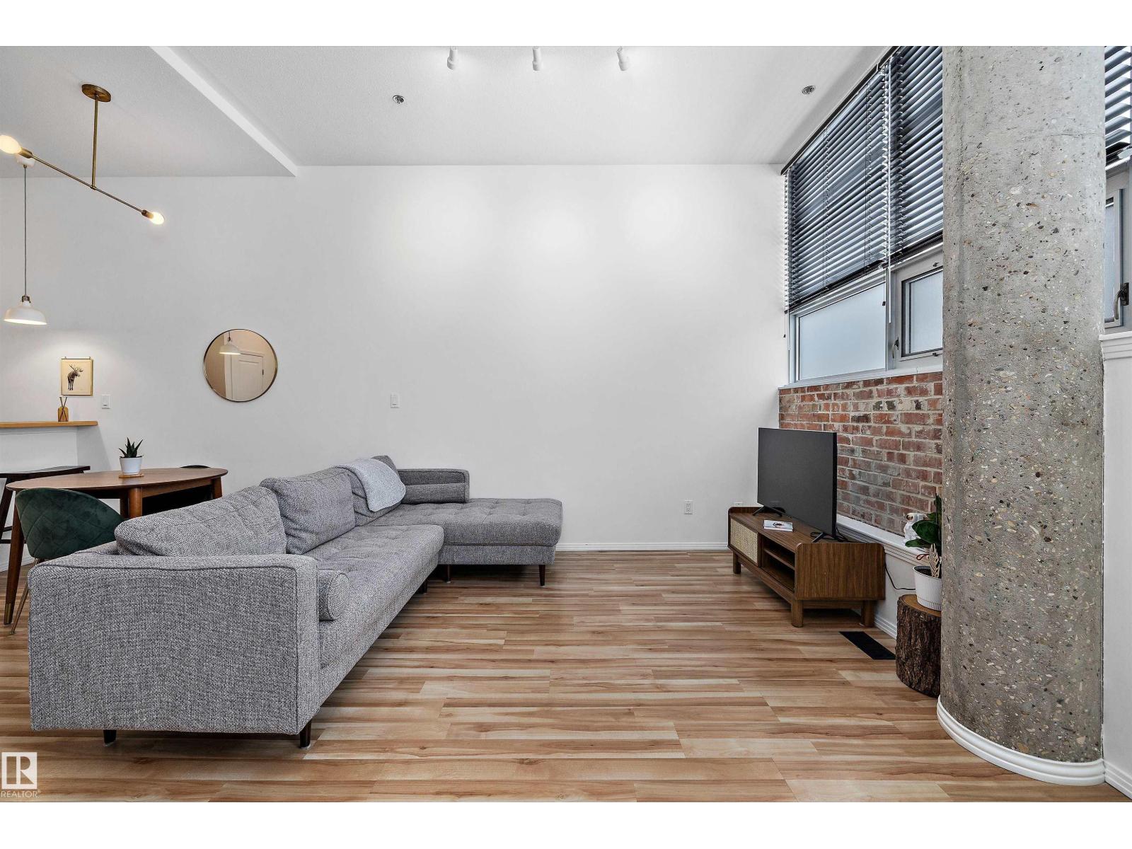 #104 10123 112 ST NW - 6