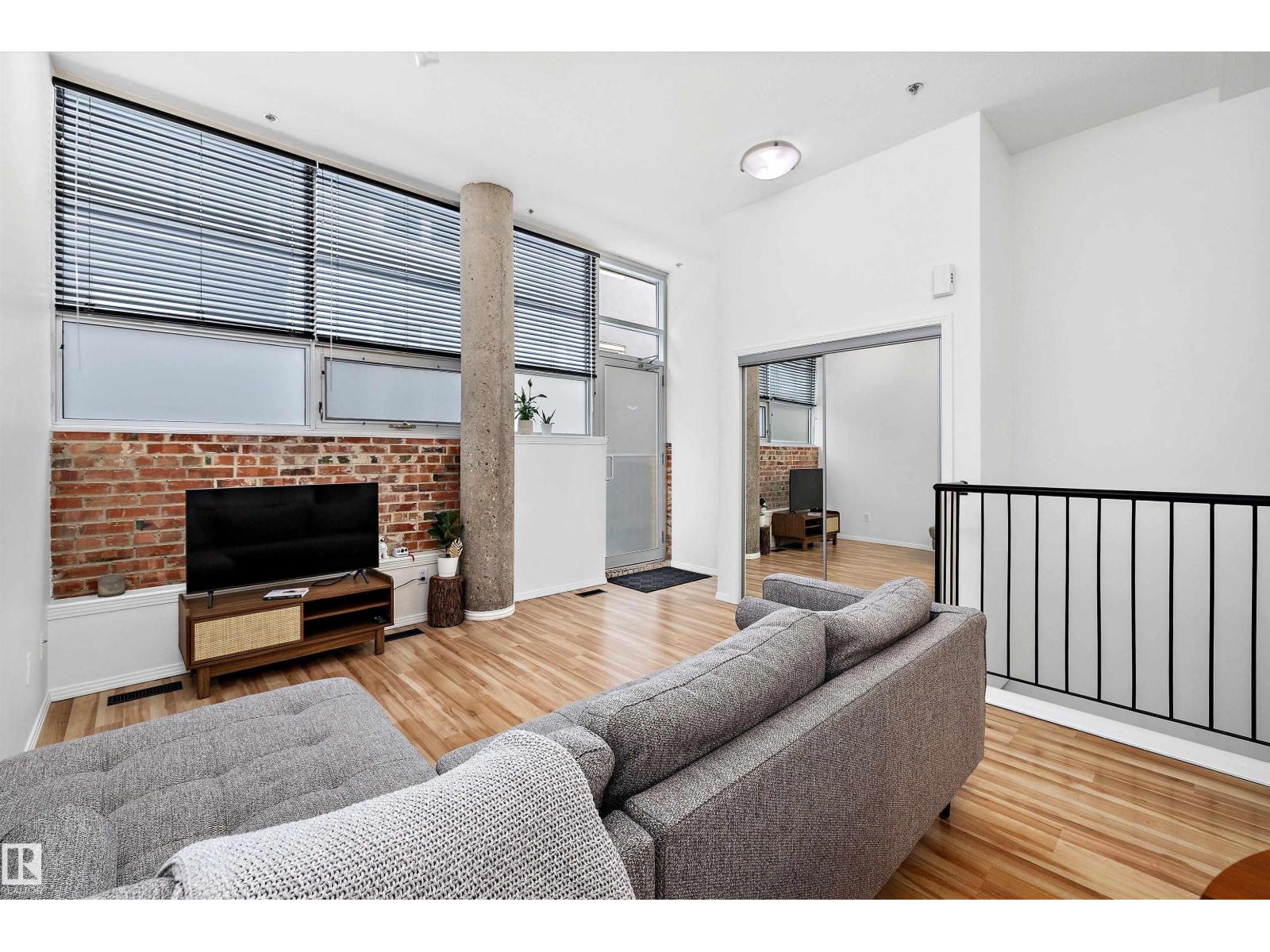 #104 10123 112 ST NW - 8