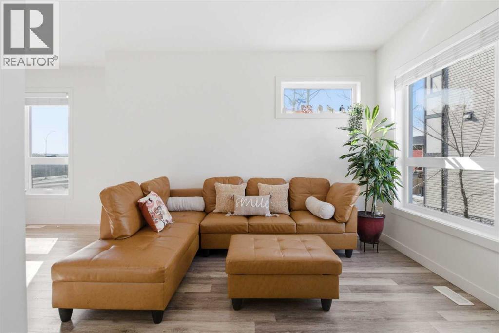 #402 11 Evanscrest Mews NW - 11