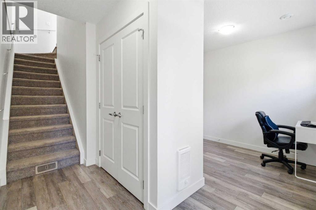 #402 11 Evanscrest Mews NW - 32