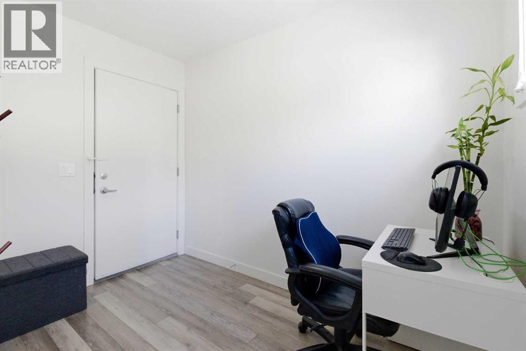#402 11 Evanscrest Mews NW - 34