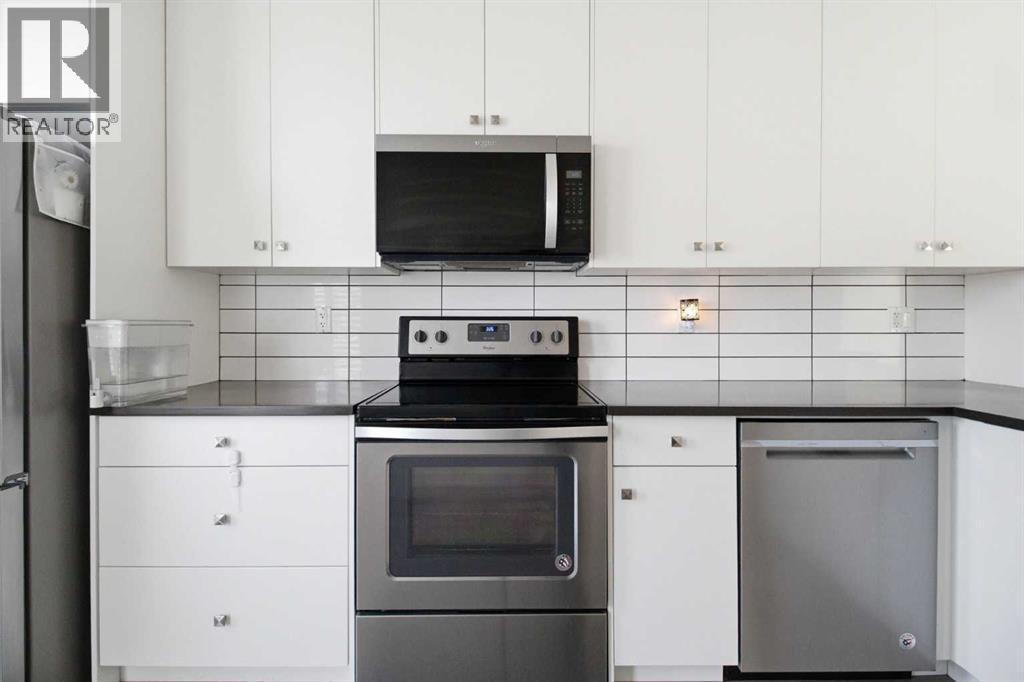 #402 11 Evanscrest Mews NW - 17