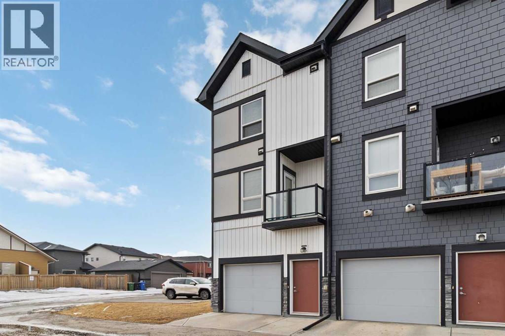 #402 11 Evanscrest Mews NW - 3