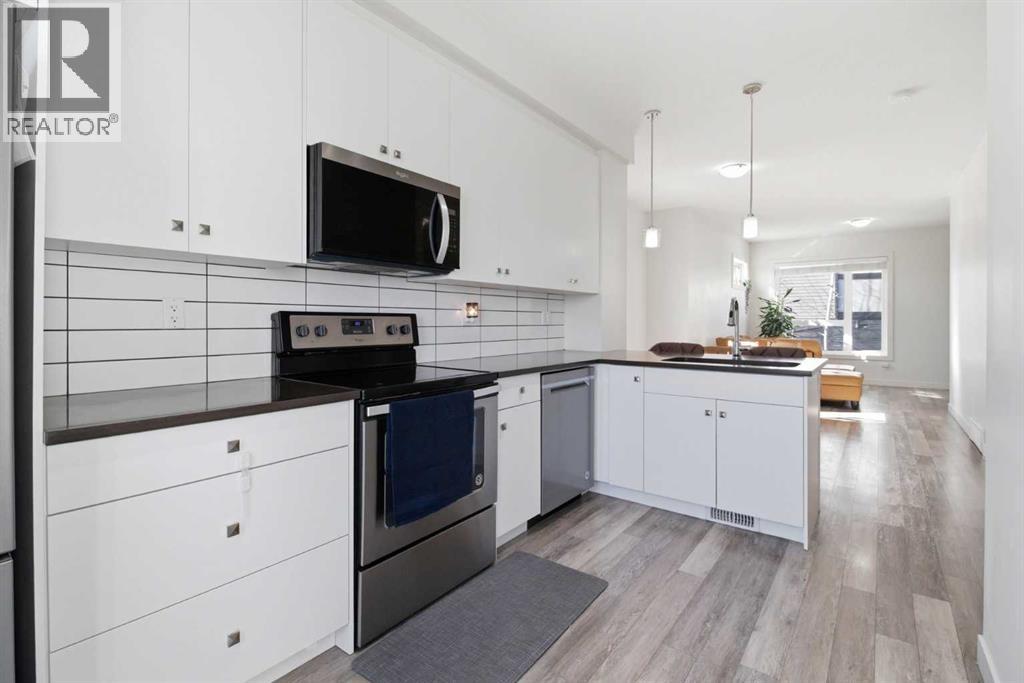 #402 11 Evanscrest Mews NW - 16