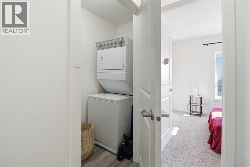 #402 11 Evanscrest Mews NW - 36