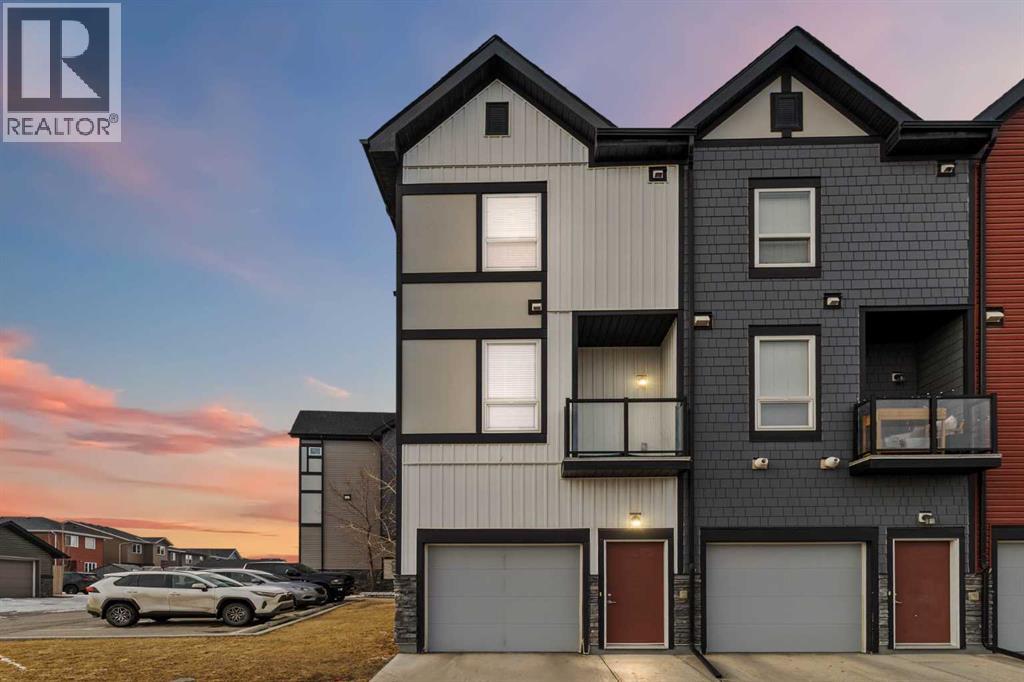 #402 11 Evanscrest Mews NW - 1