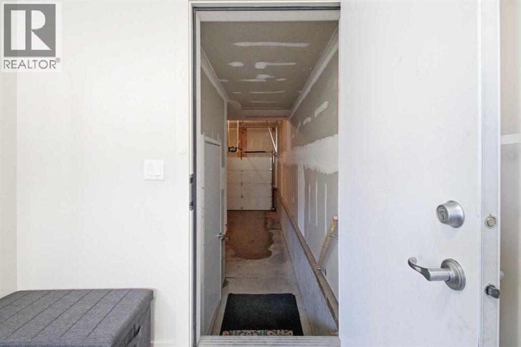 #402 11 Evanscrest Mews NW - 35
