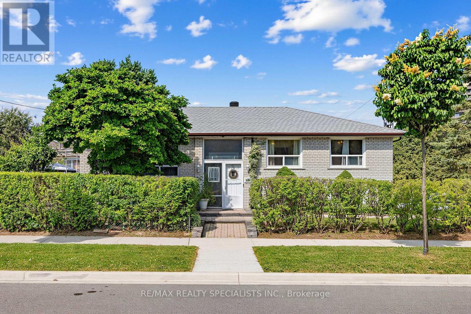 39 CASTLE GREEN CRESCENT - 1