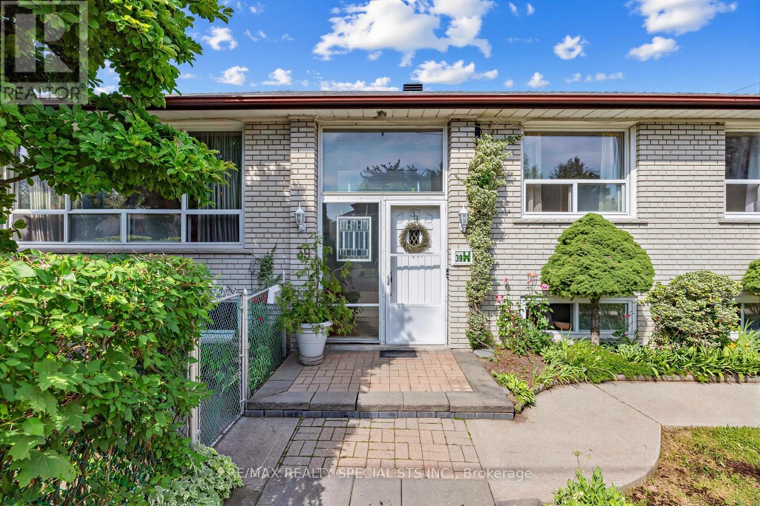 39 CASTLE GREEN CRESCENT - 2