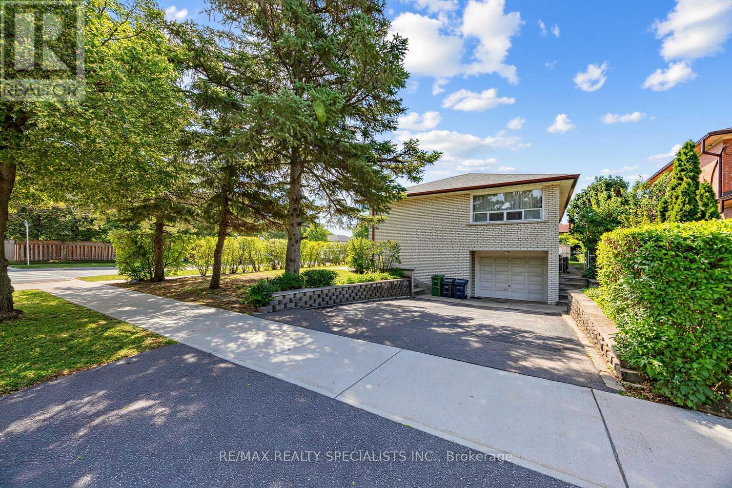 39 CASTLE GREEN CRESCENT - 34