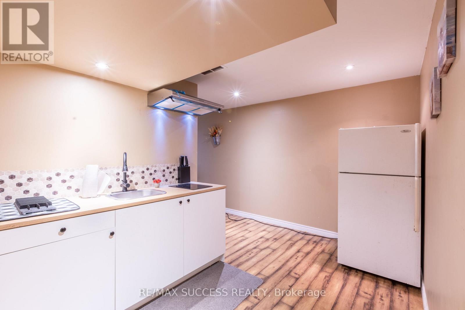 11 HENDERSON COURT - 26