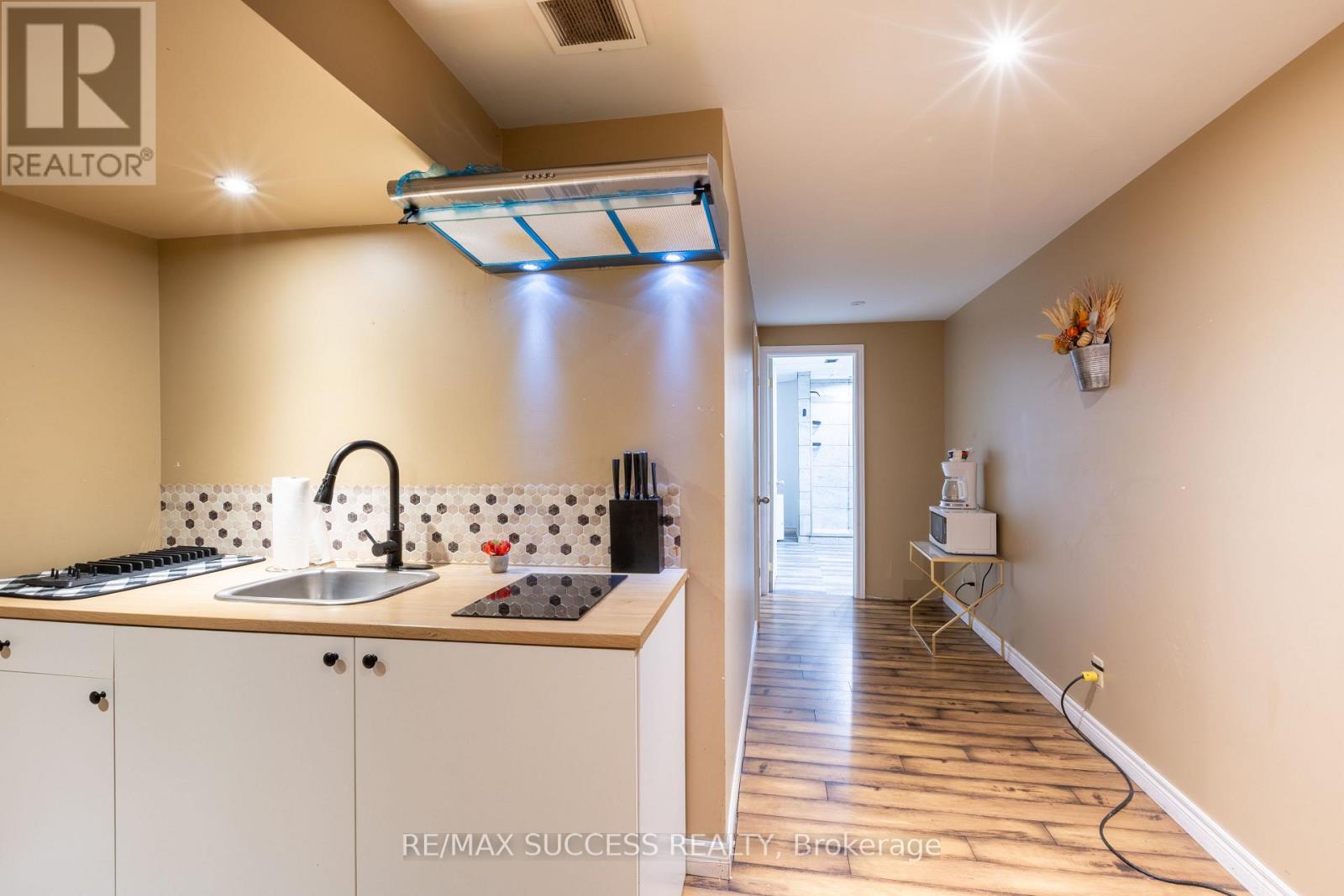 11 HENDERSON COURT - 27