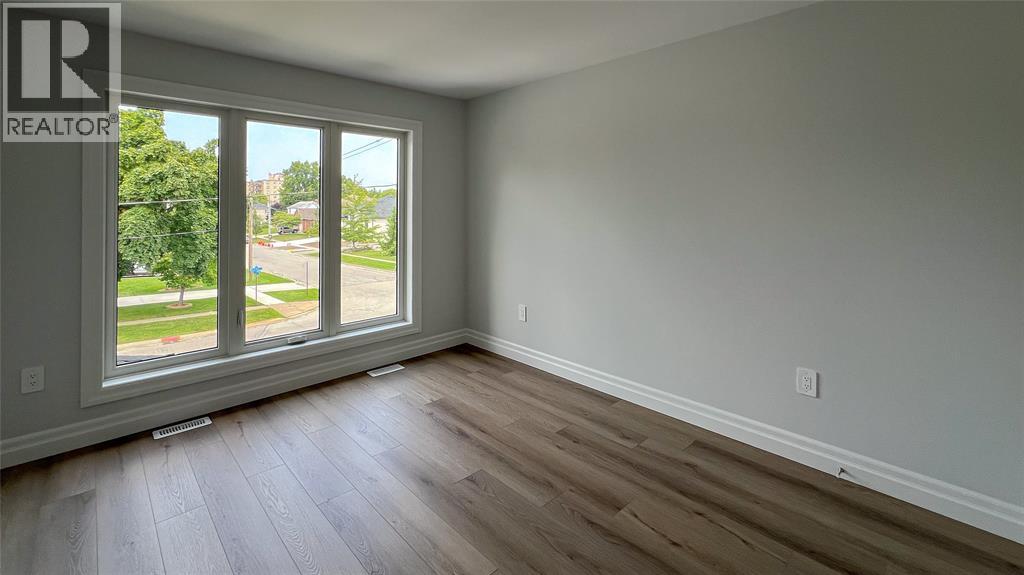 365 VICTORIA AVENUE - 17