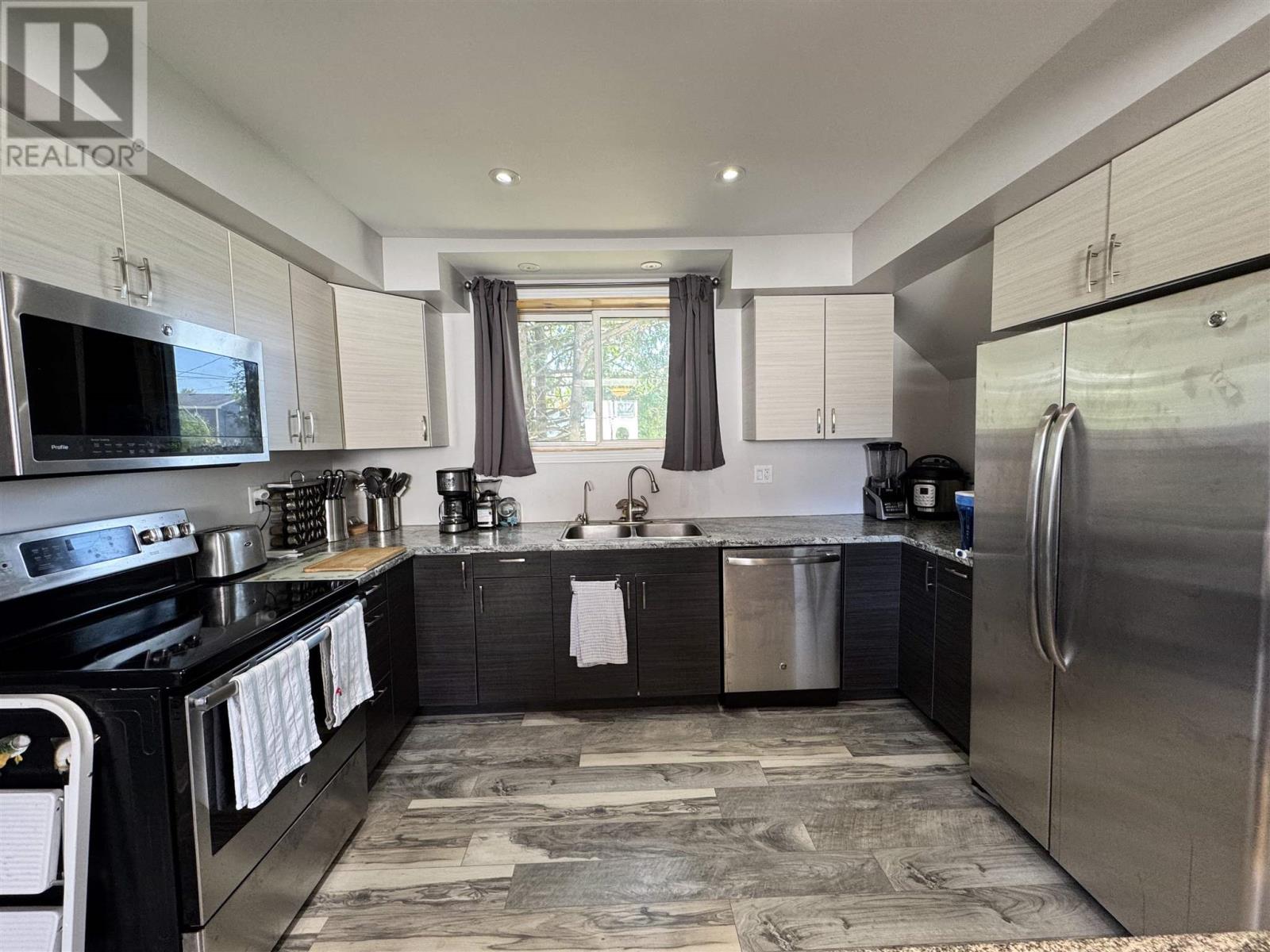 68 Lansdowne ST S - 11