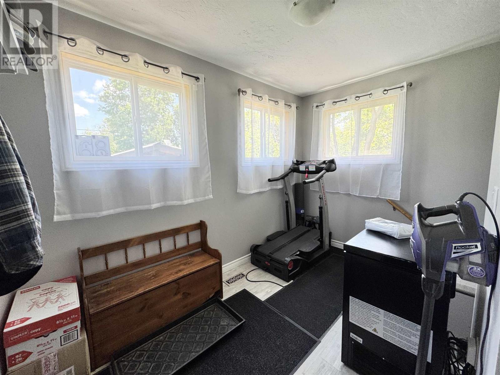 68 Lansdowne ST S - 3