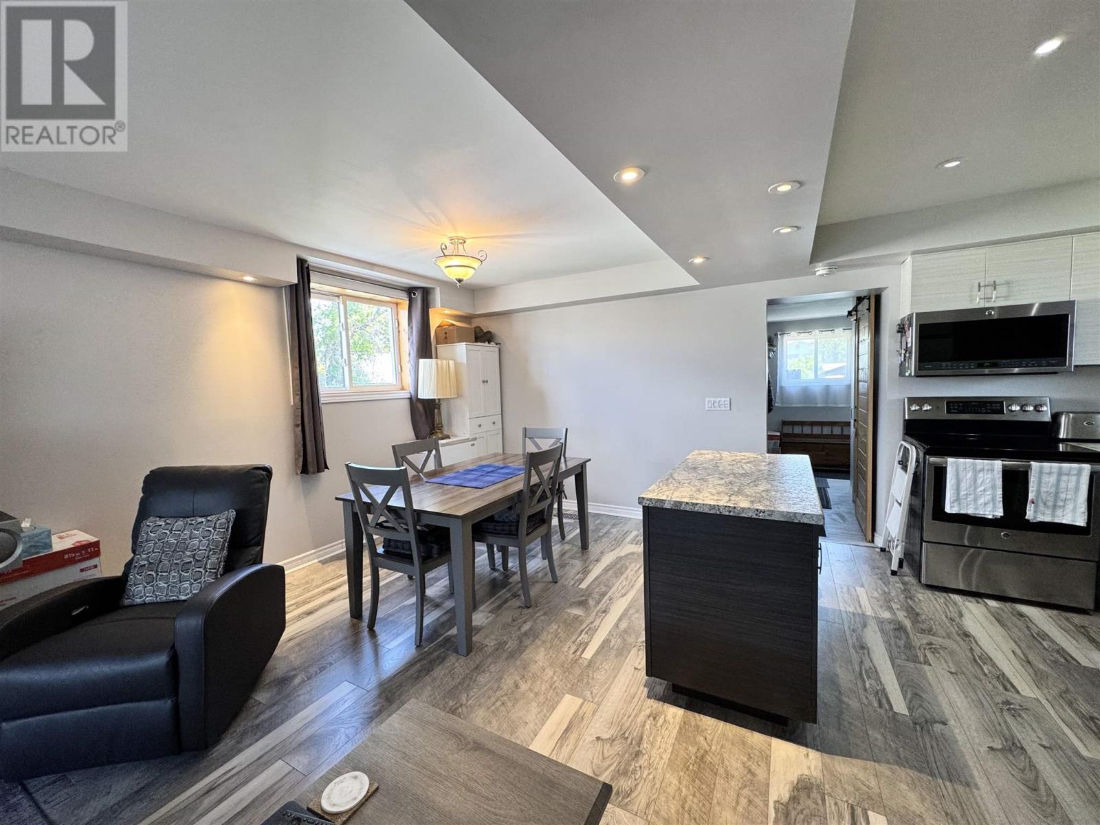 68 Lansdowne ST S - 6