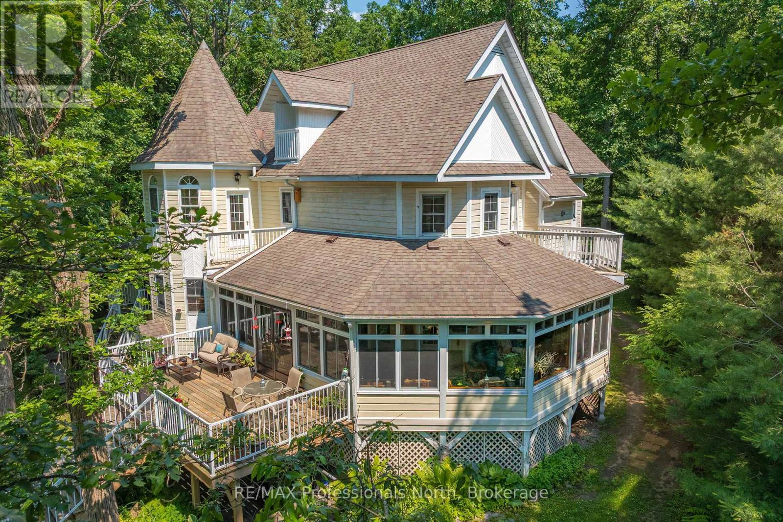 22 KNOWLES CRESCENT E - 2