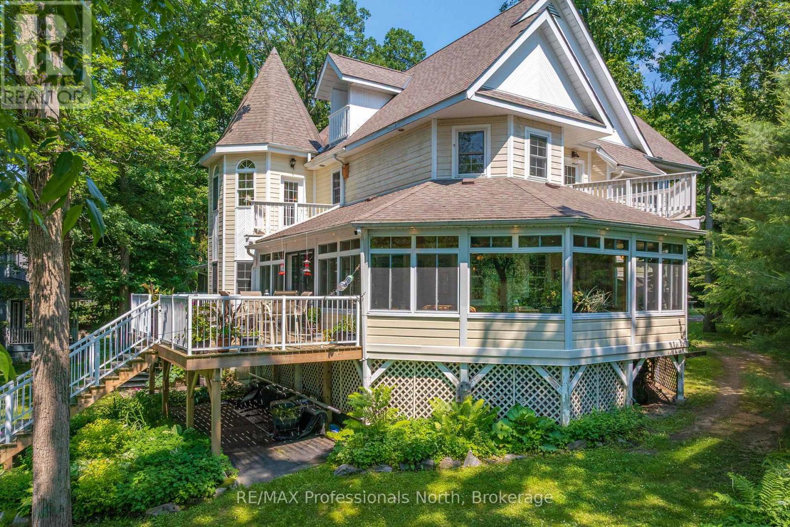 22 KNOWLES CRESCENT E - 1