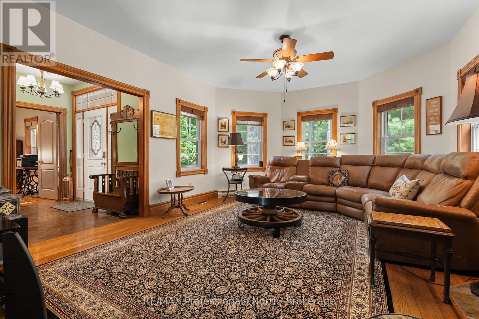 22 KNOWLES CRESCENT E - 8