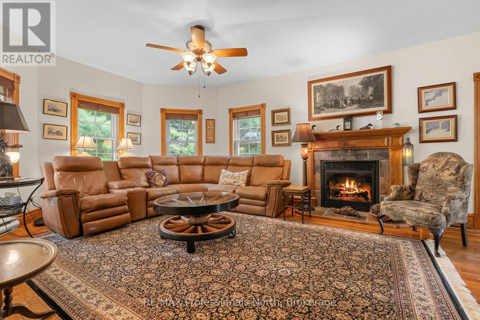 22 KNOWLES CRESCENT E - 9