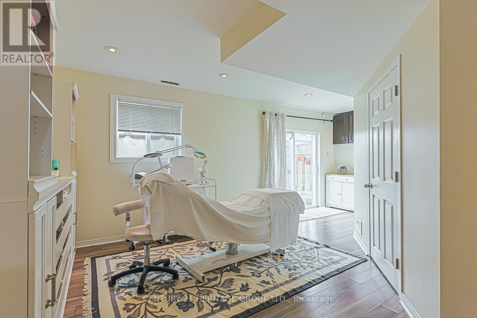 22 VILLAGE GREEN LANE - 30