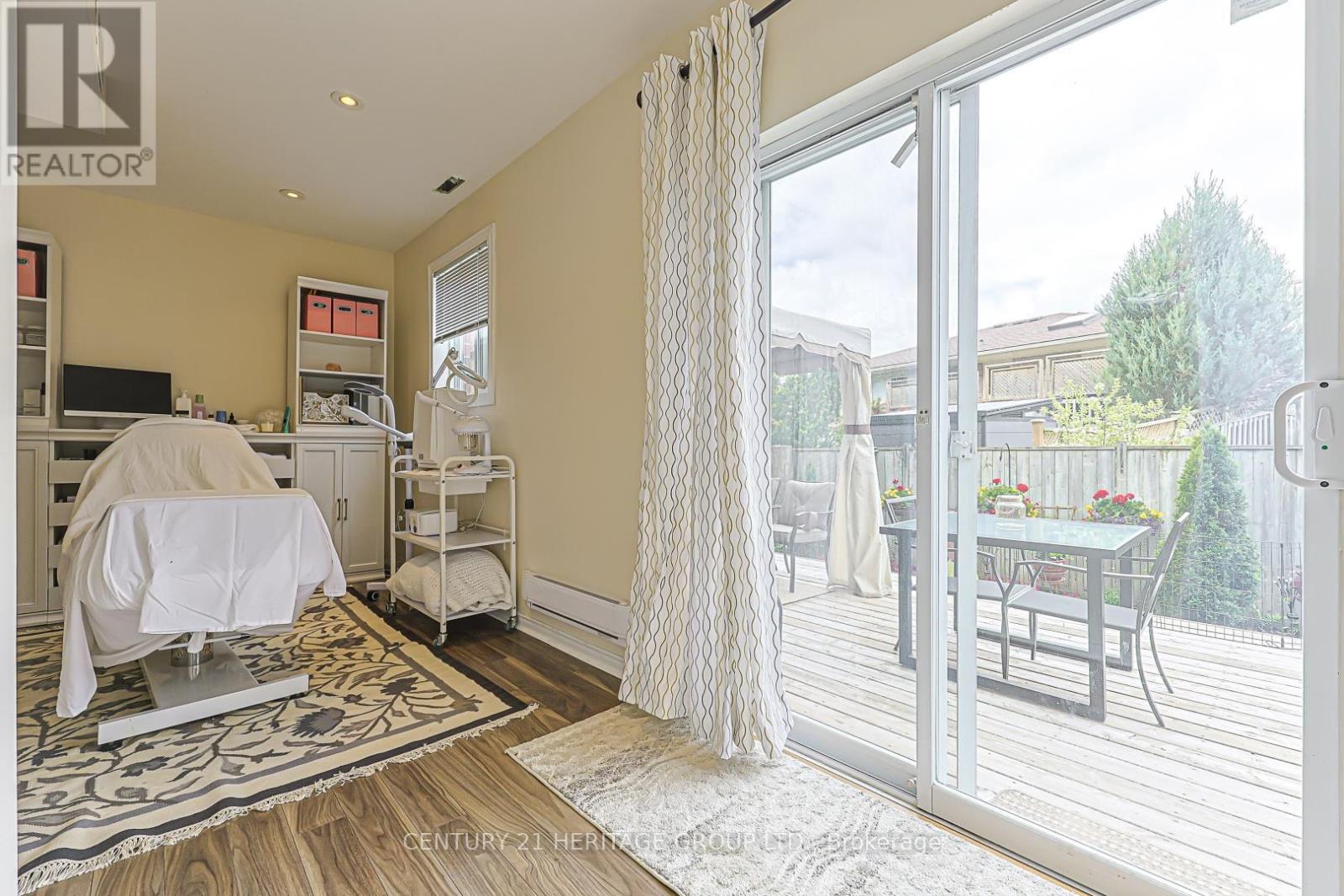 22 VILLAGE GREEN LANE - 32