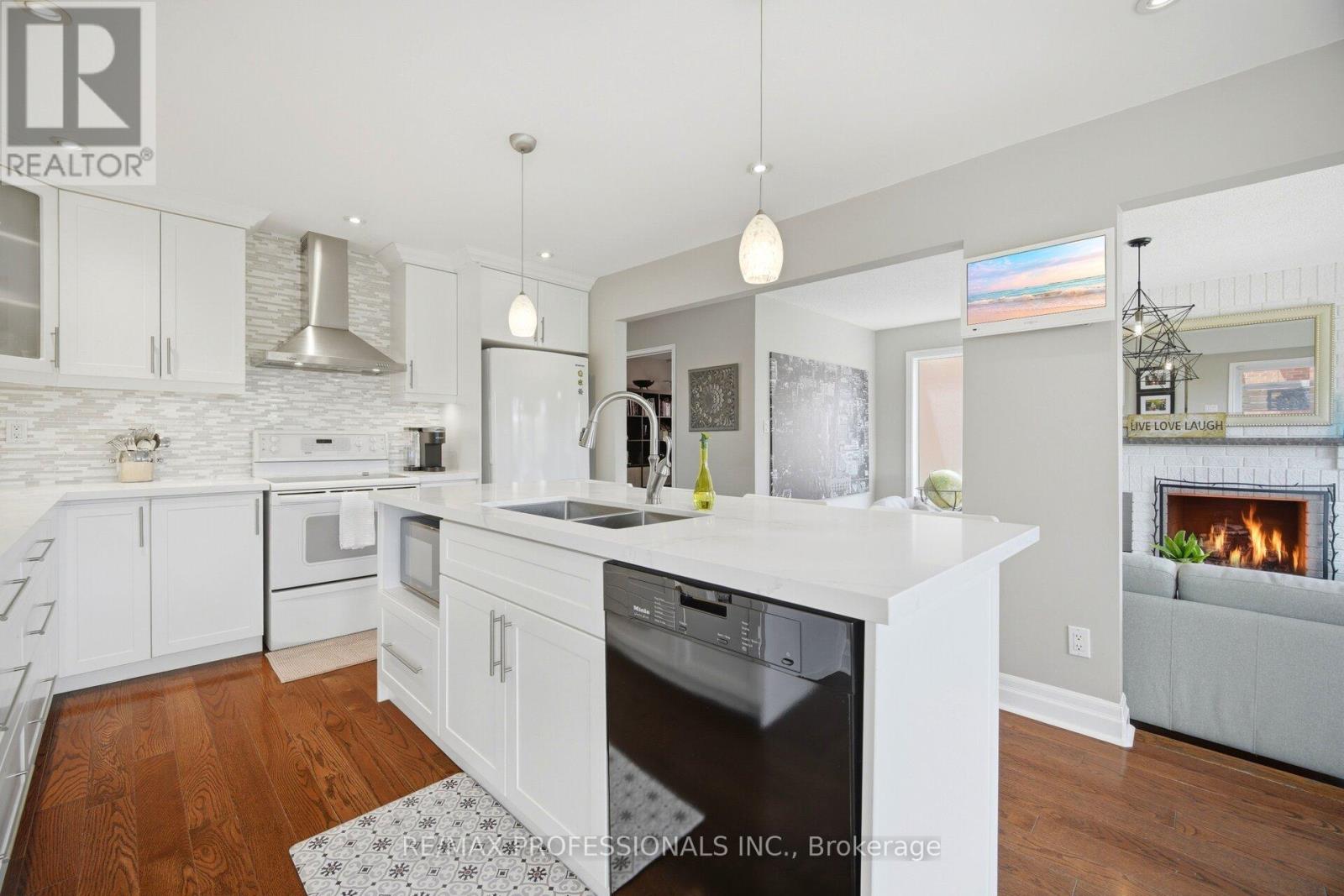 18 KINGFISHER COURT - 15