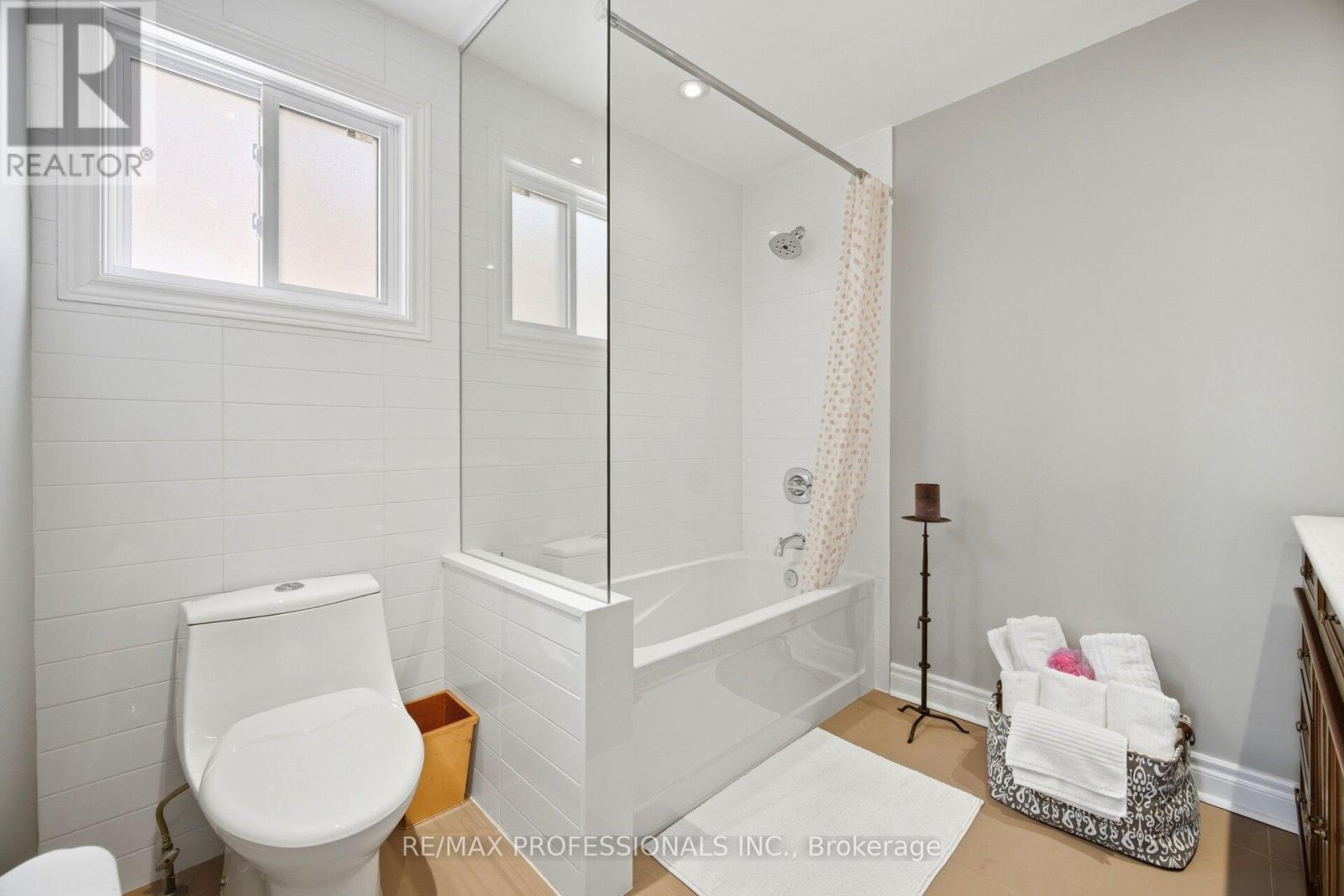 18 KINGFISHER COURT - 37