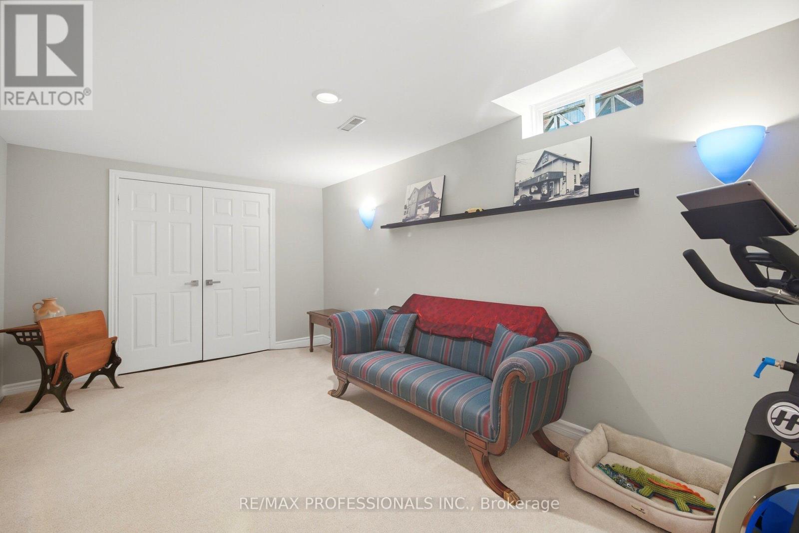 18 KINGFISHER COURT - 43