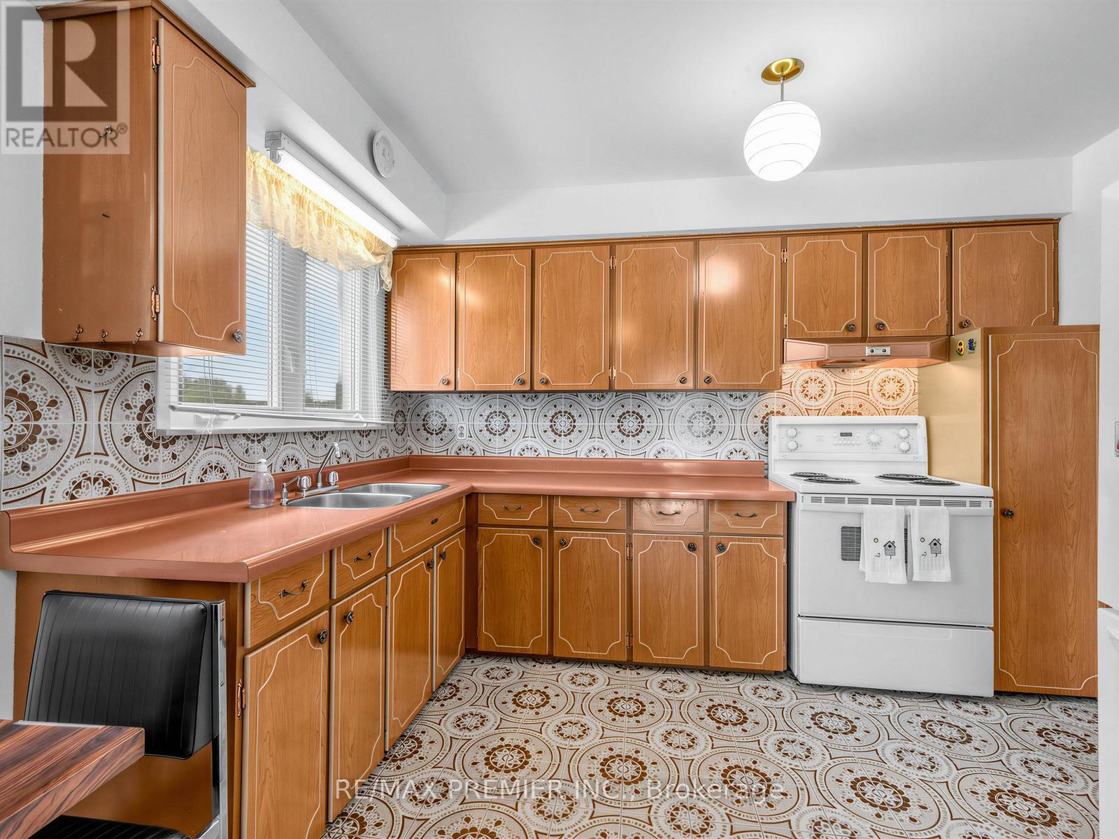 12 GOLDCREST BOULEVARD - 4