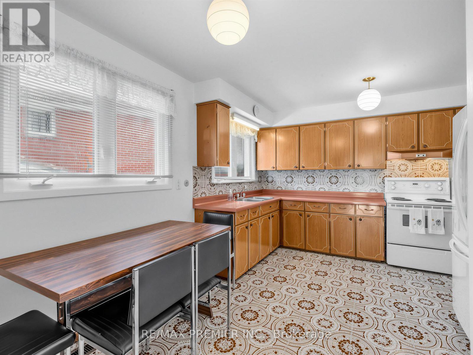 12 GOLDCREST BOULEVARD - 5