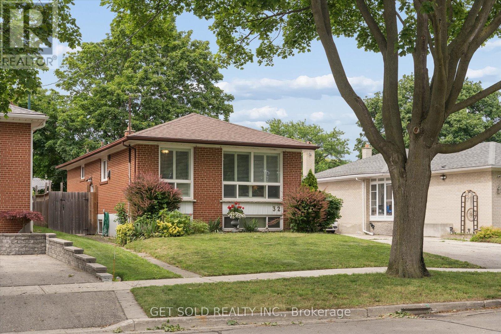 32 CHECKENDON DRIVE - 1