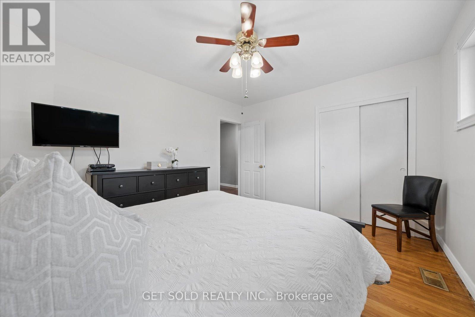 32 CHECKENDON DRIVE - 16