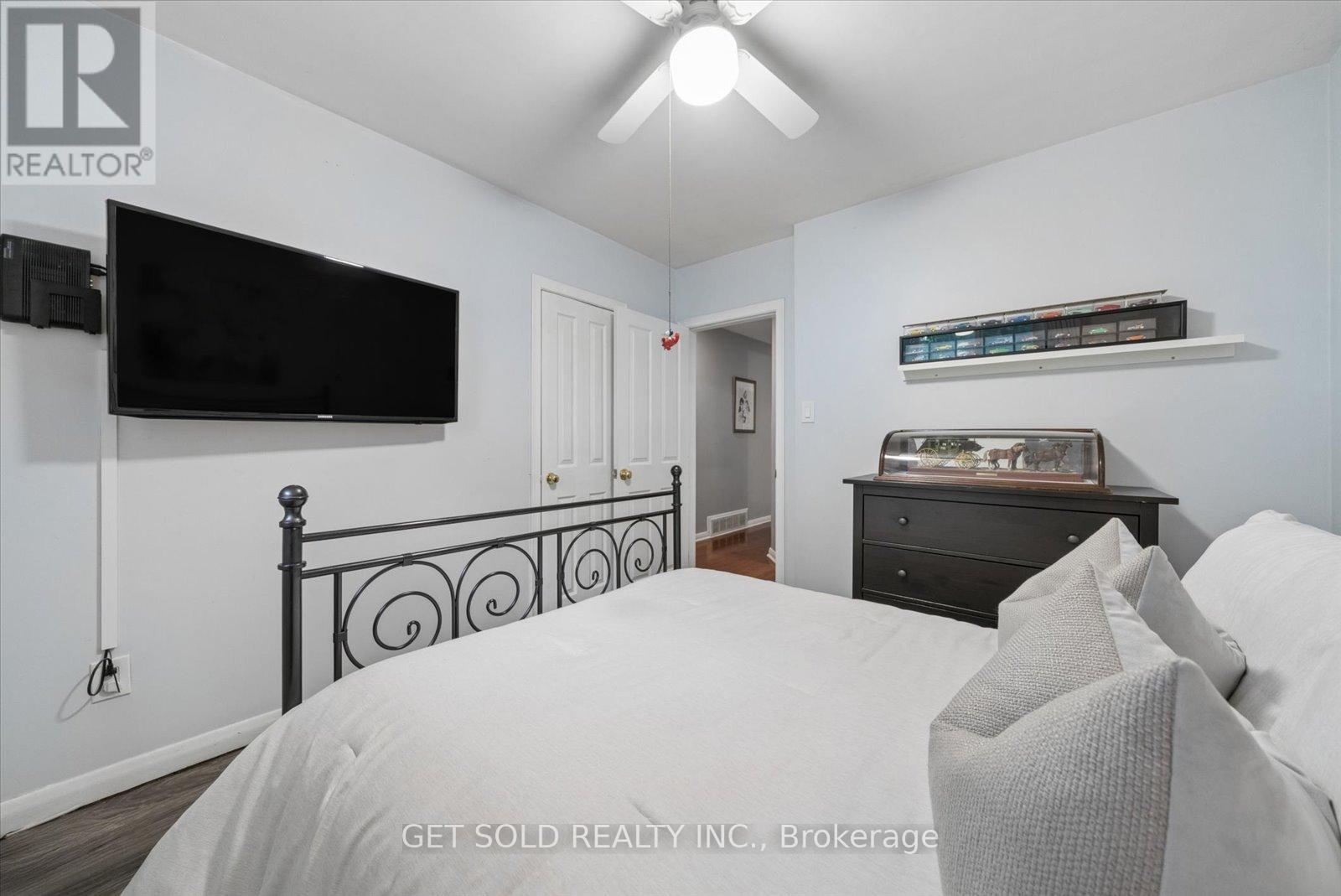 32 CHECKENDON DRIVE - 18