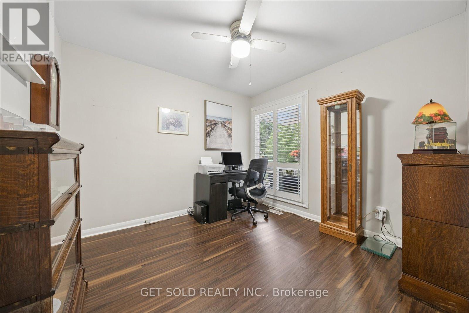 32 CHECKENDON DRIVE - 19
