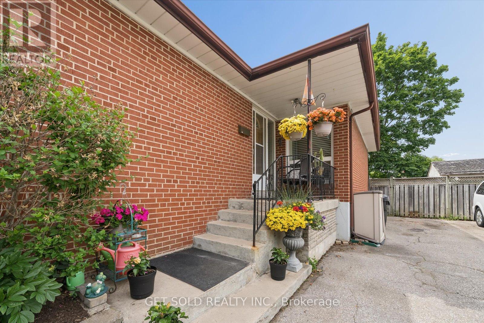 32 CHECKENDON DRIVE - 2