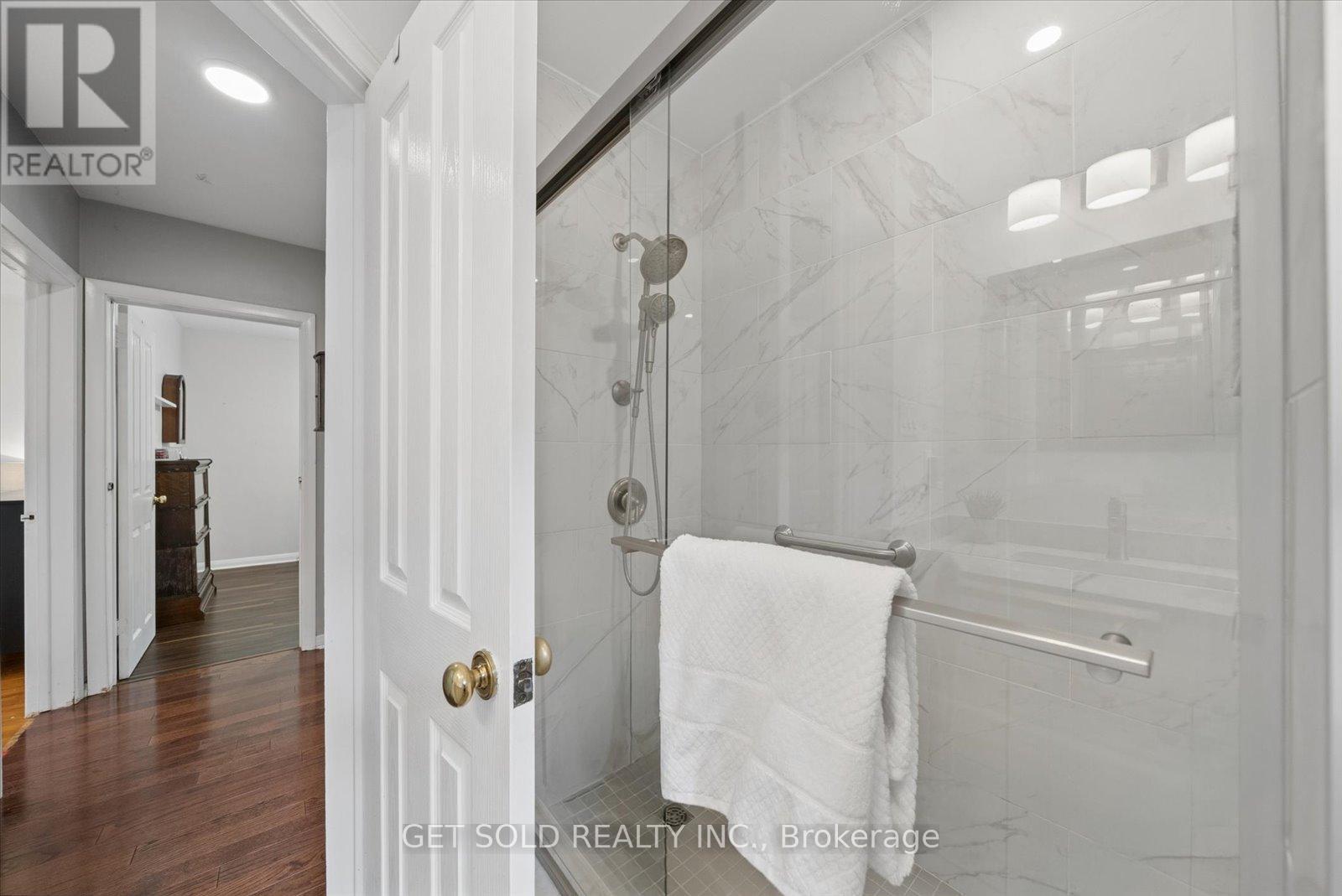 32 CHECKENDON DRIVE - 21