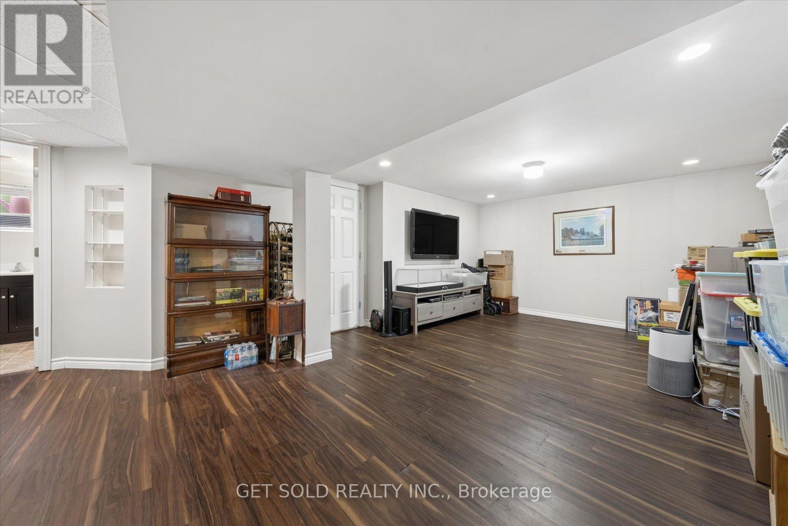 32 CHECKENDON DRIVE - 25