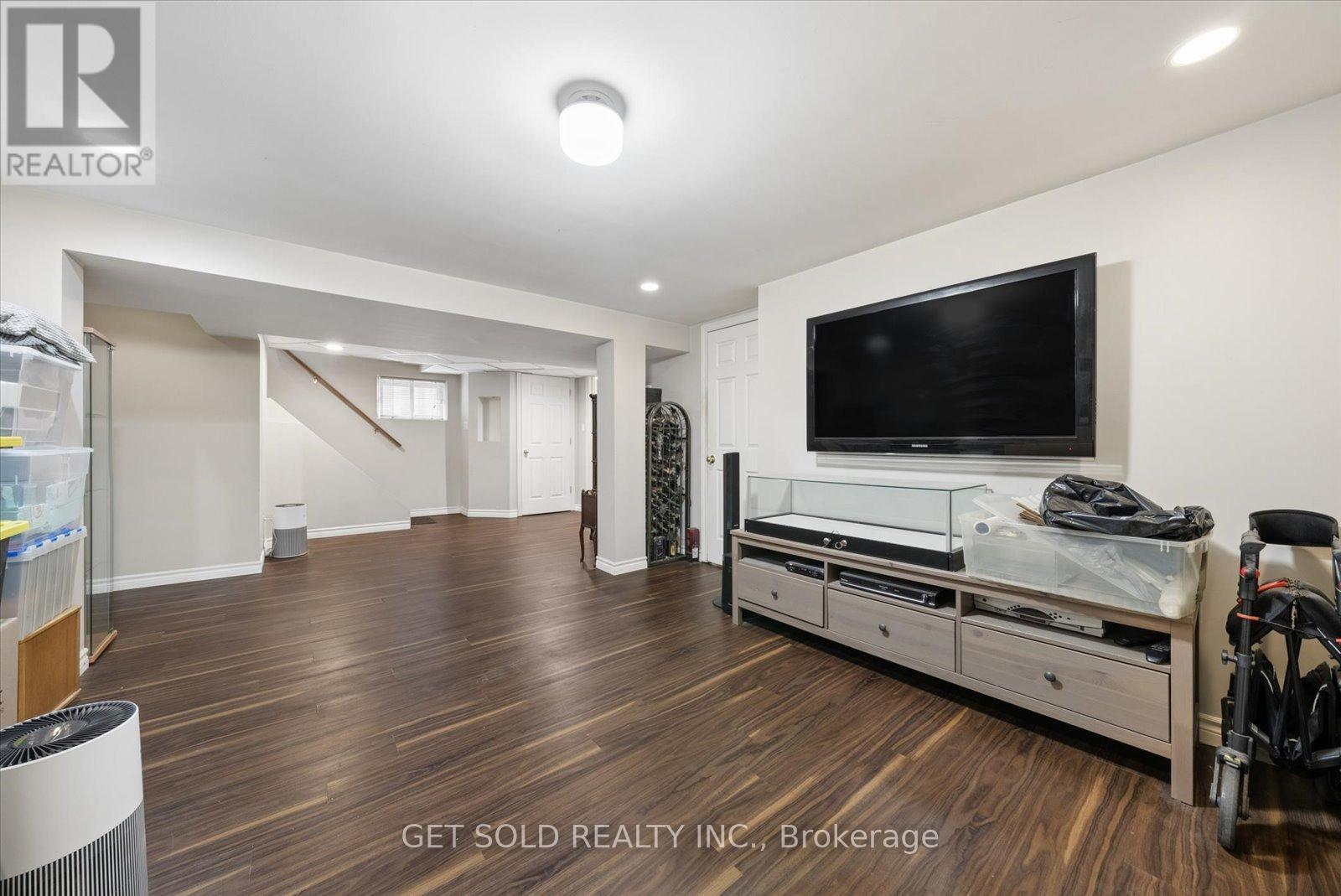 32 CHECKENDON DRIVE - 26