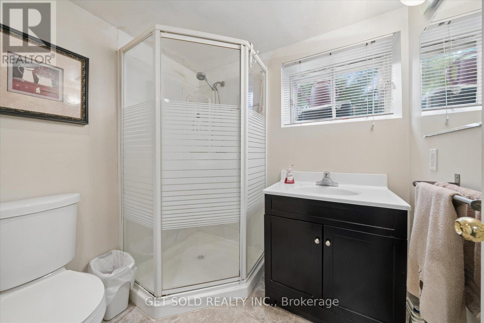 32 CHECKENDON DRIVE - 32