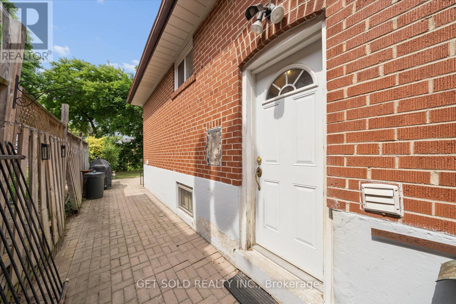 32 CHECKENDON DRIVE - 33