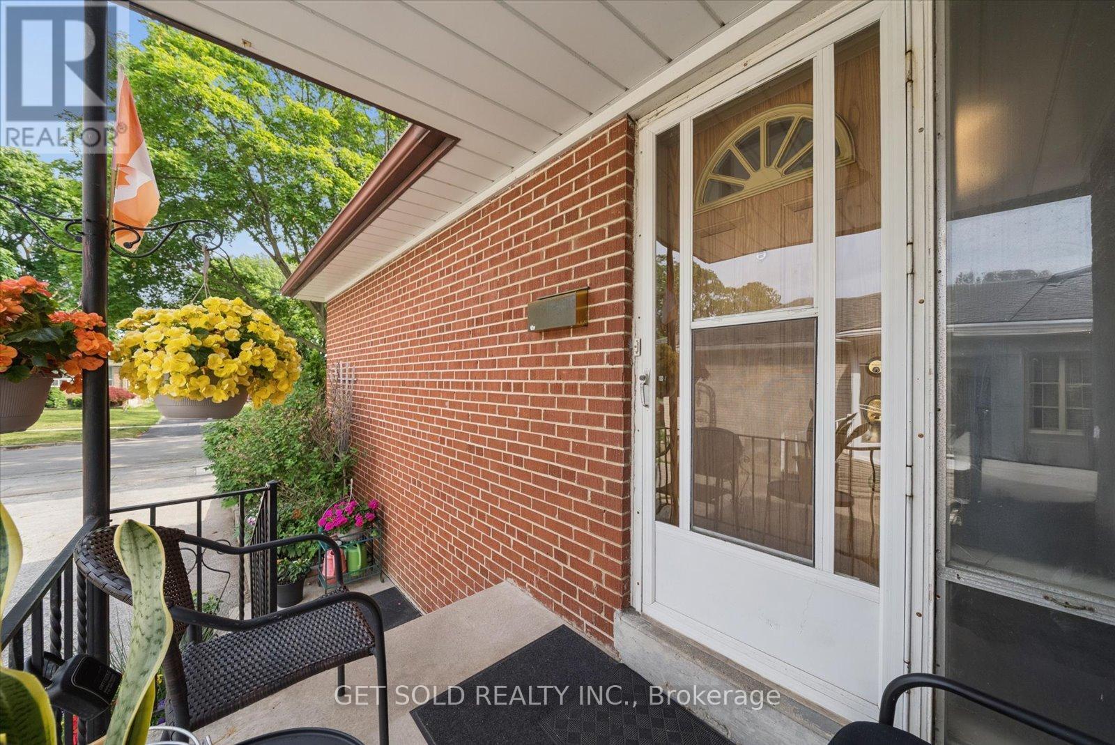 32 CHECKENDON DRIVE - 4