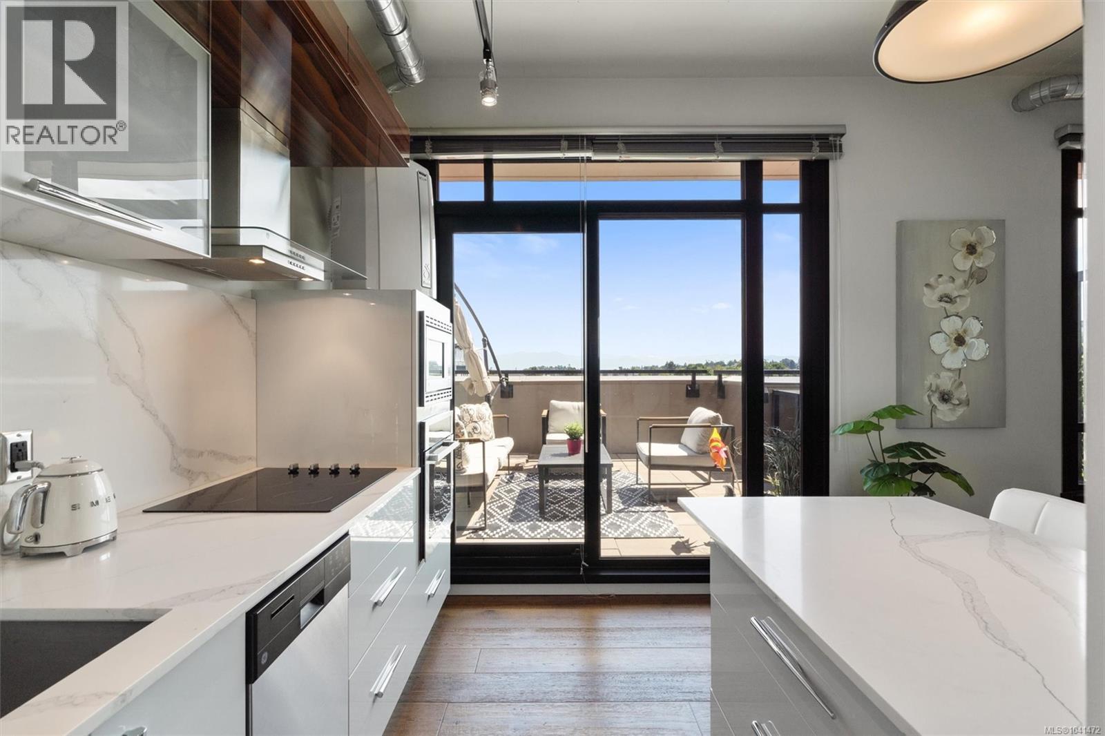 #704 1029 View St - 13