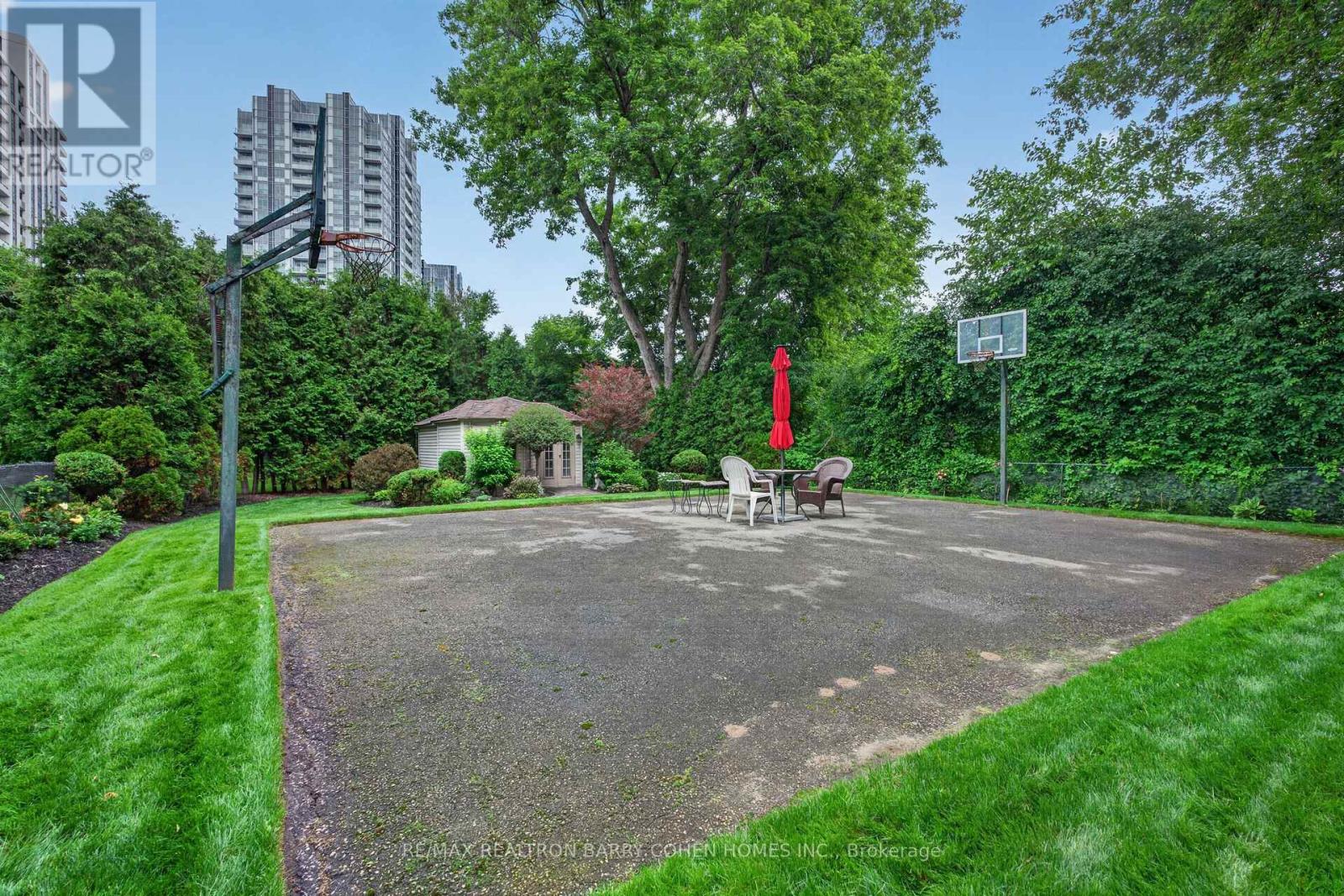 110 UPPER CANADA DRIVE - 36