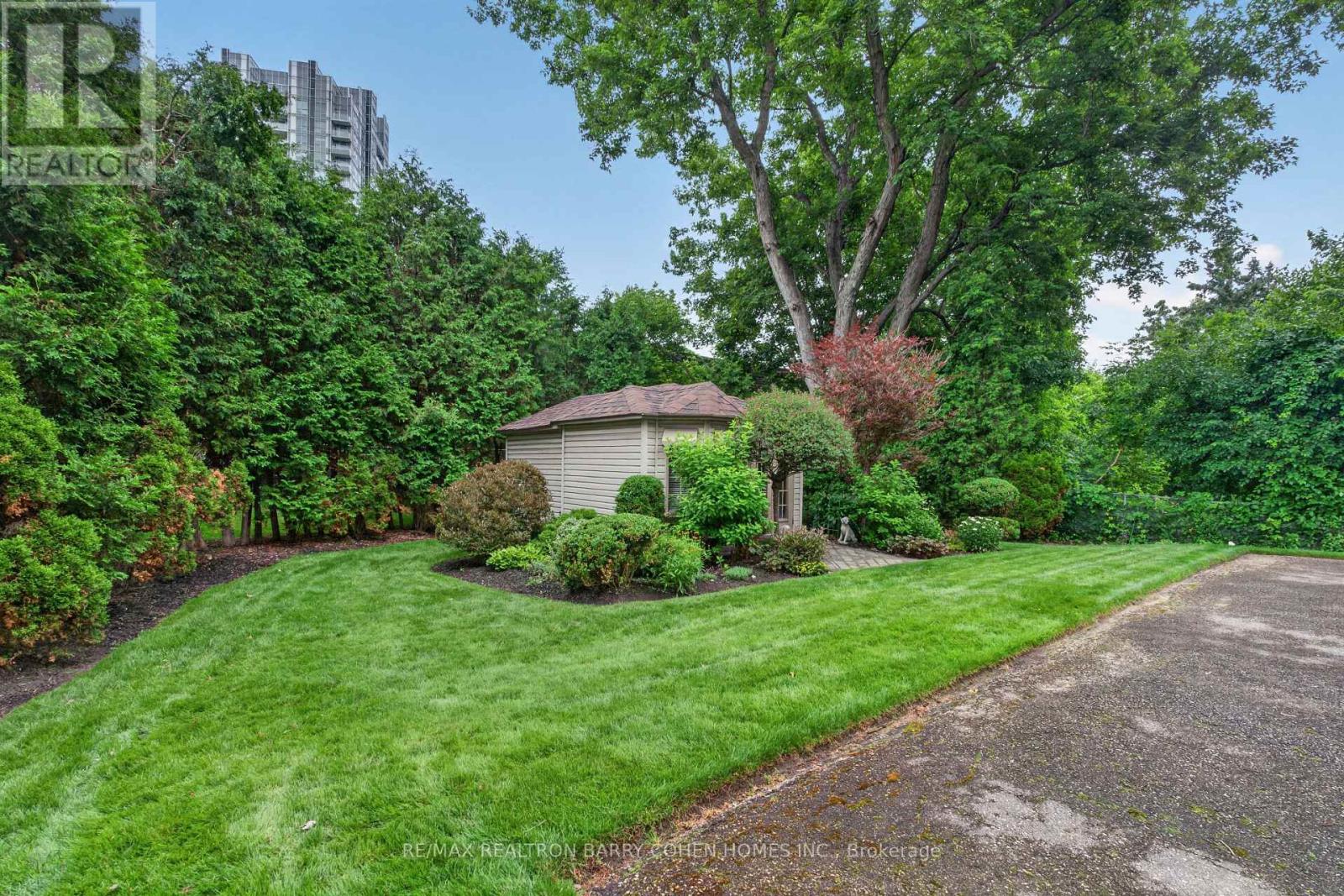 110 UPPER CANADA DRIVE - 38