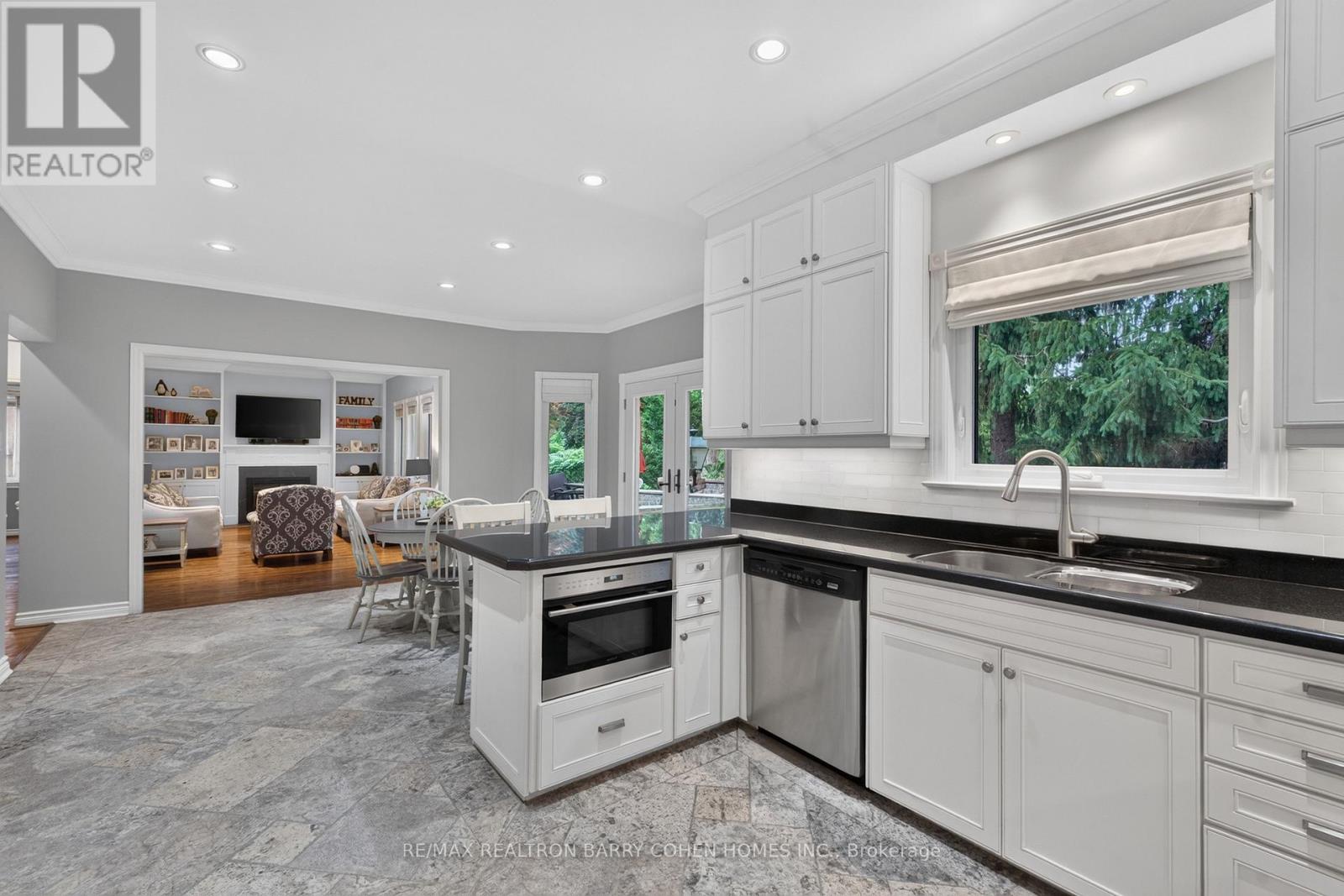 110 UPPER CANADA DRIVE - 9