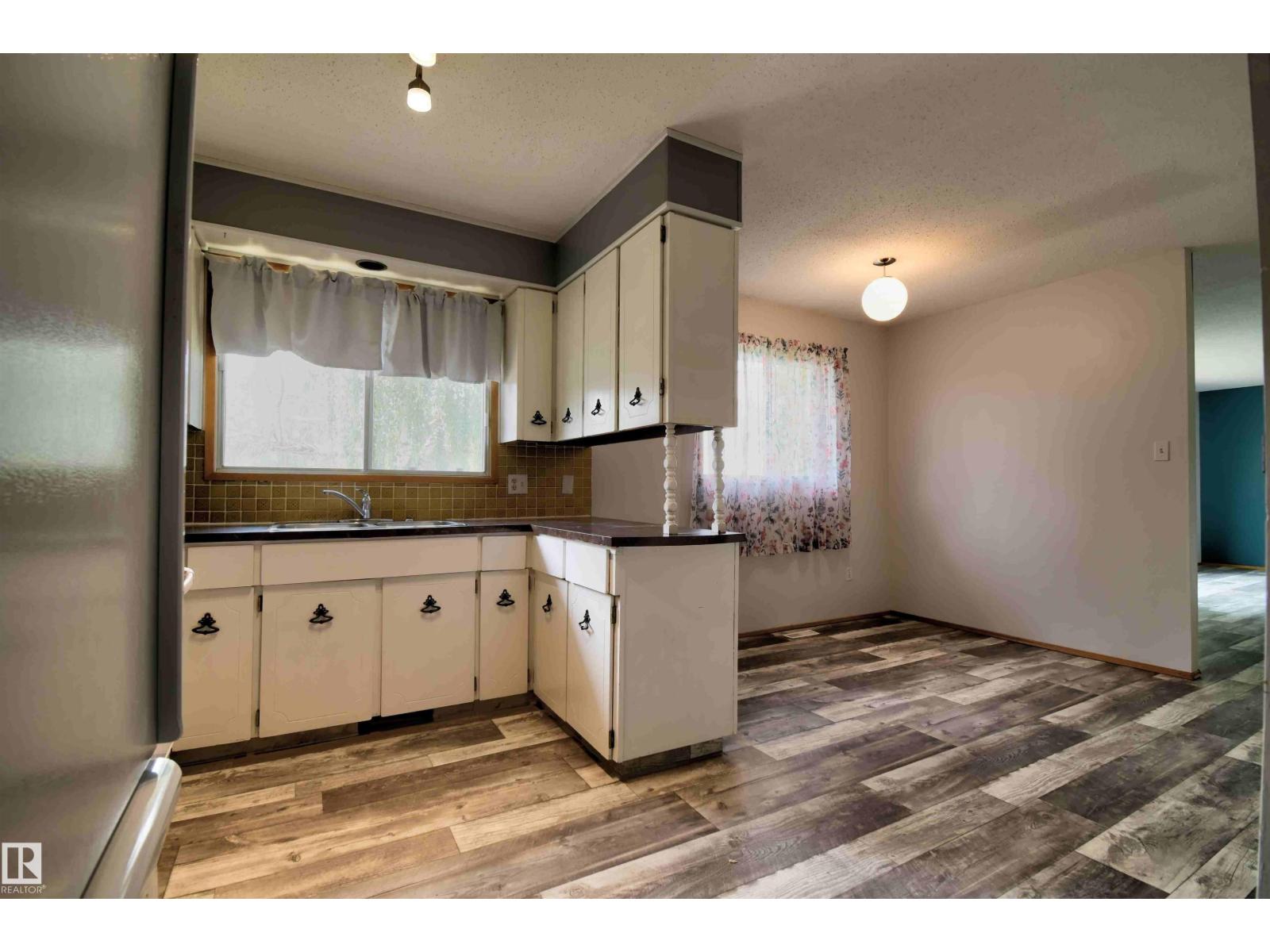 5626 51 AV — photo 7