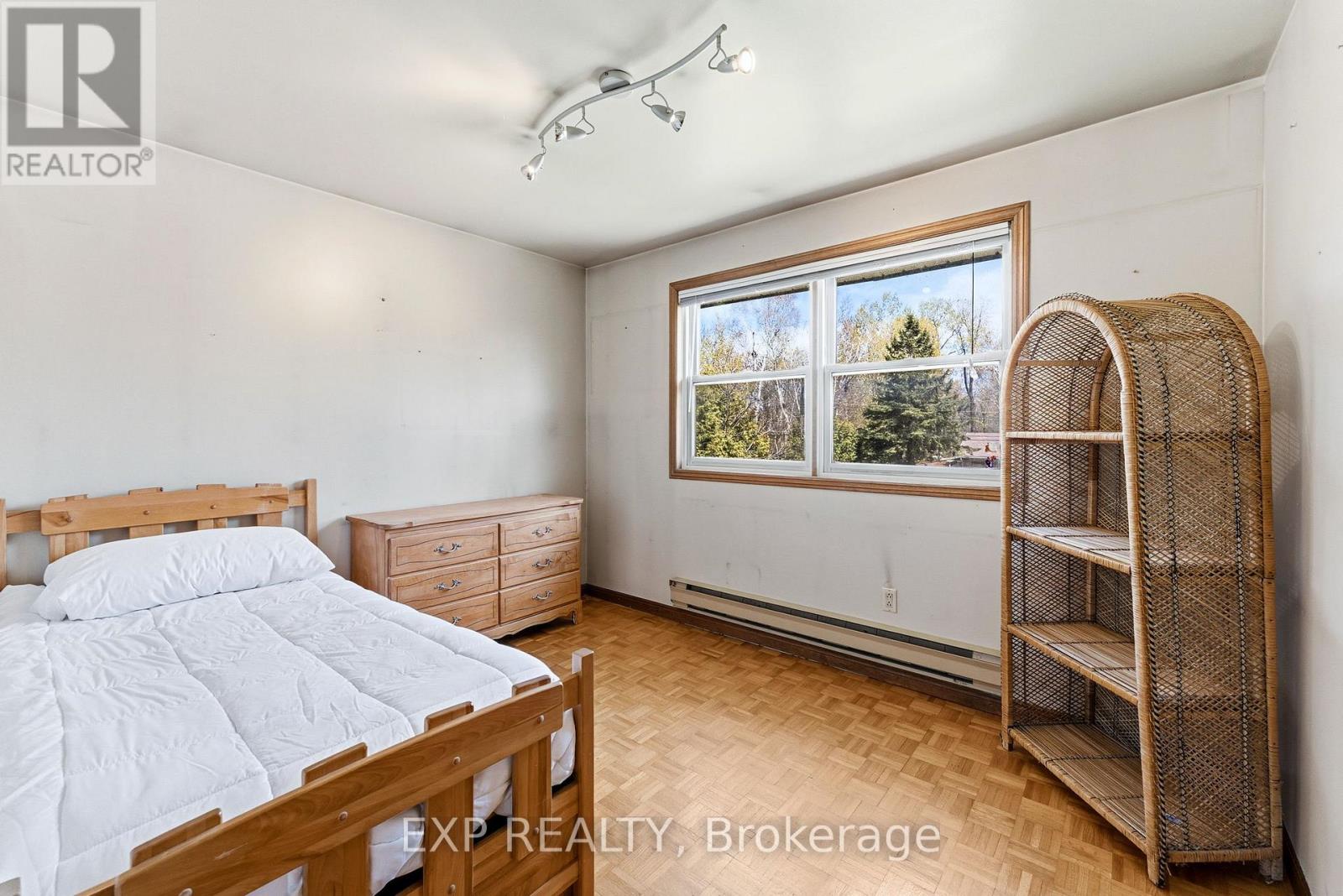 32 LOUISA STREET - 26