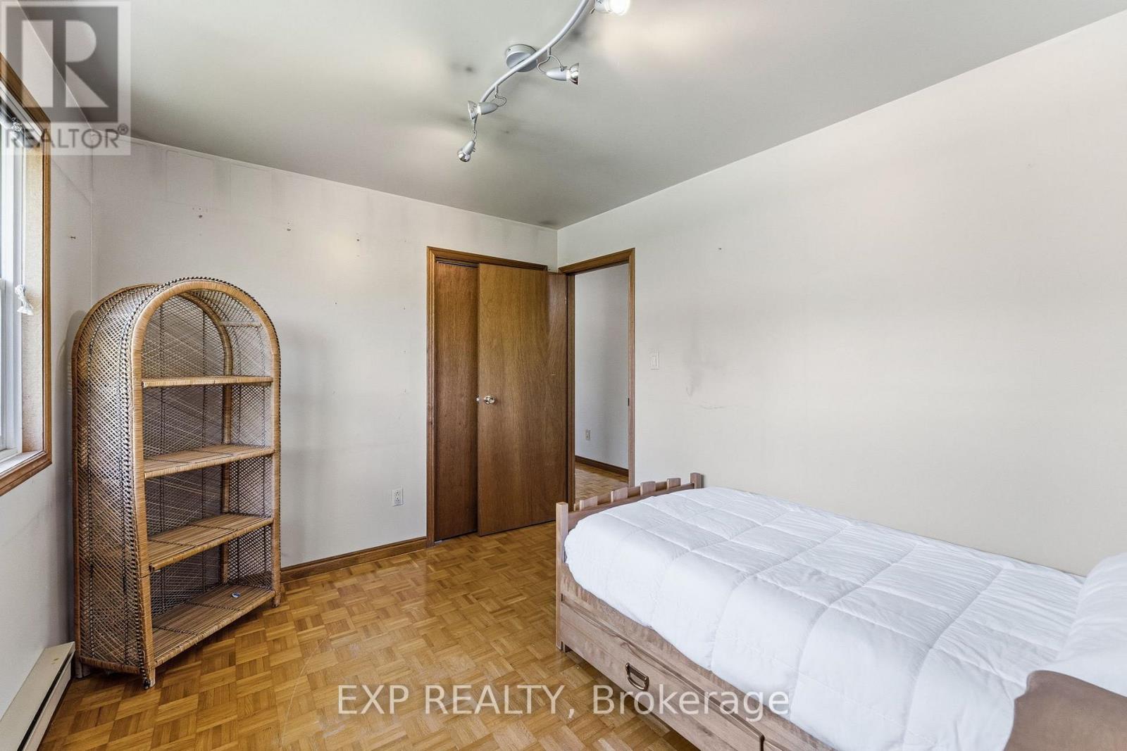 32 LOUISA STREET - 27